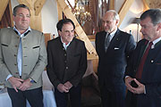 Hans Holnburger, Toni Holnburger,  Klaus-Dieter Graf von Moltke vom Park-Hotel Egerner Höfe, und der Miesbacher Landrat Jakob Kreidl, der zum 75. Firmenjubiläum gratulierte (©Foto: Martin Schmitz)